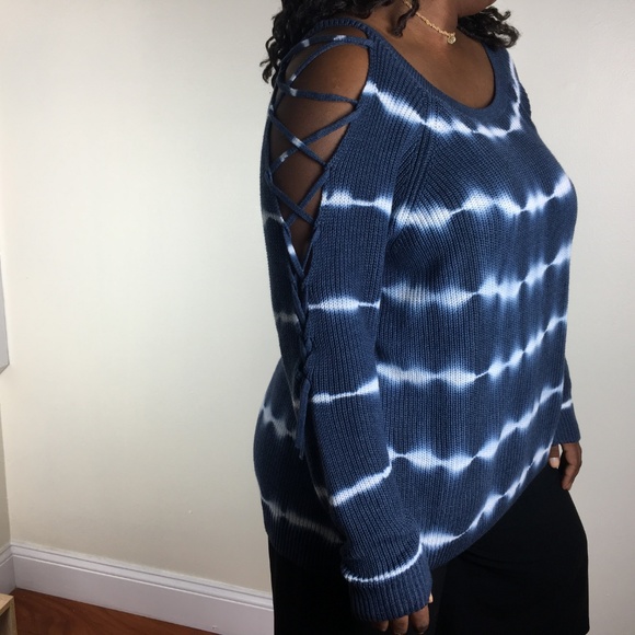 **SOLD** TORRID Cut-Out Cold Shoulder - Picture 4 of 8